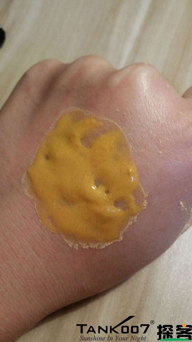 客戶買了紫光手電驗熒光劑，先拿面膜大姨媽巾開刀 