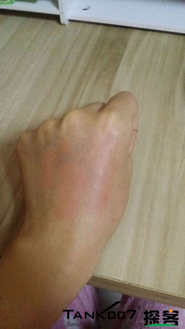 客戶買了紫光手電驗熒光劑，先拿面膜大姨媽巾開刀 