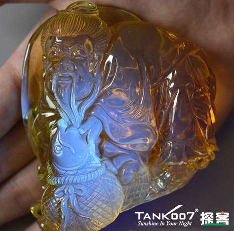 網(wǎng)上用紫光手電鑒定琥珀的帖子這么多，哪個(gè)是真假？