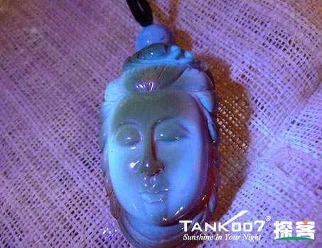 網(wǎng)上用紫光手電鑒定琥珀的帖子這么多，哪個(gè)是真假？