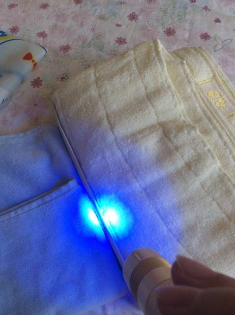  寶媽買了紫光手電，衣服上好多熒光劑，看的心慌害怕