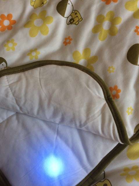  寶媽買了紫光手電，衣服上好多熒光劑，看的心慌害怕