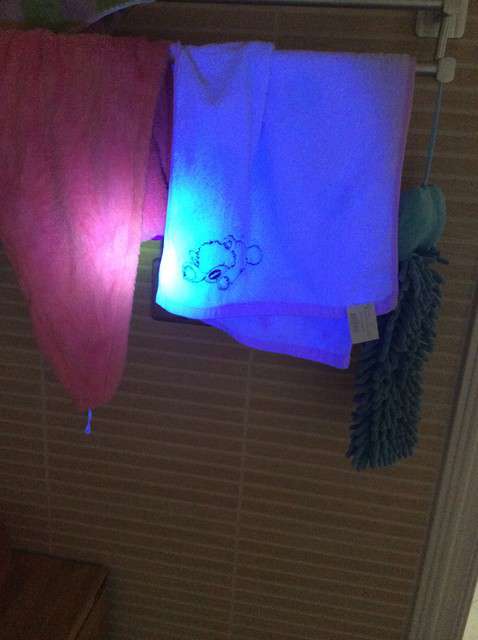  寶媽買了紫光手電，衣服上好多熒光劑，看的心慌害怕